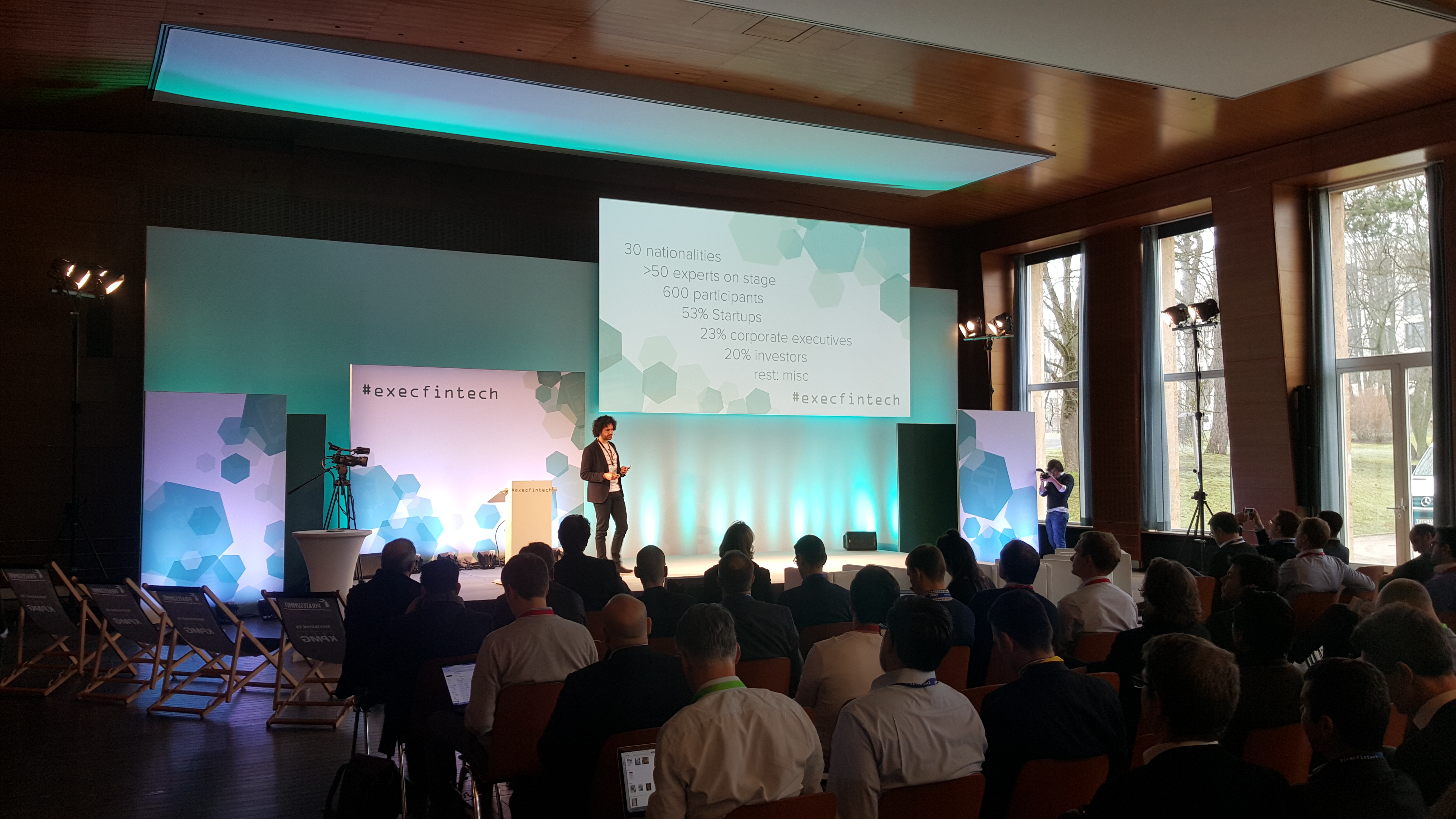 Speaker auf der Bühne einer Tech-Konferenz