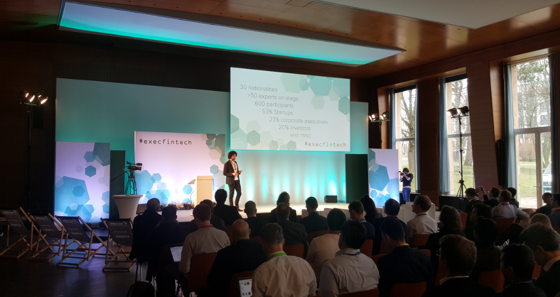 Speaker auf der Bühne einer Tech-Konferenz