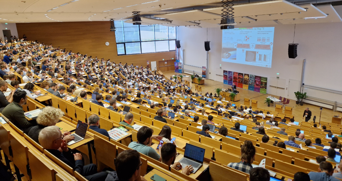 Vollbesetzter Hörsaal bei einem wissenschaftlichen Vortrag